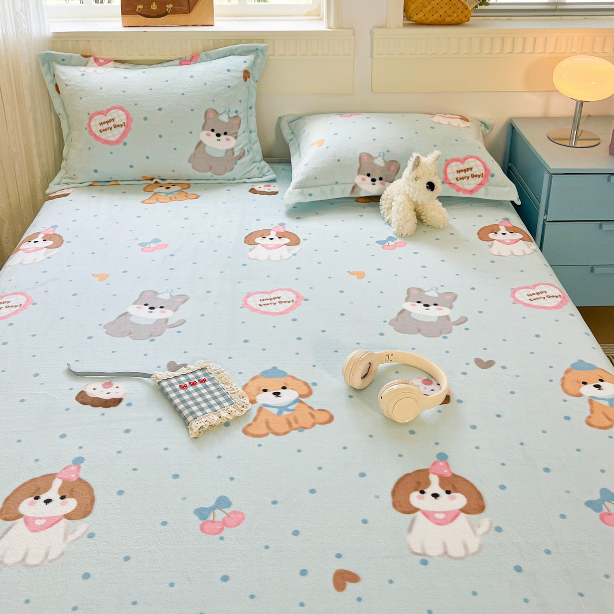 91家纺网 家纺一手货源 找家纺 启发 2025新款高克重双面牛奶绒印花系列床单三件套 开心萌宠