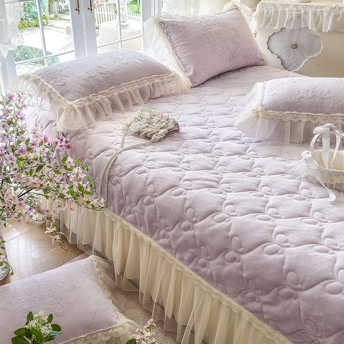 91家纺网 家纺一手货源 找家纺 虹星家纺 2025新款法式雕花牛奶绒花边床盖四件套-星光碟影 星光蝶影-丁香紫