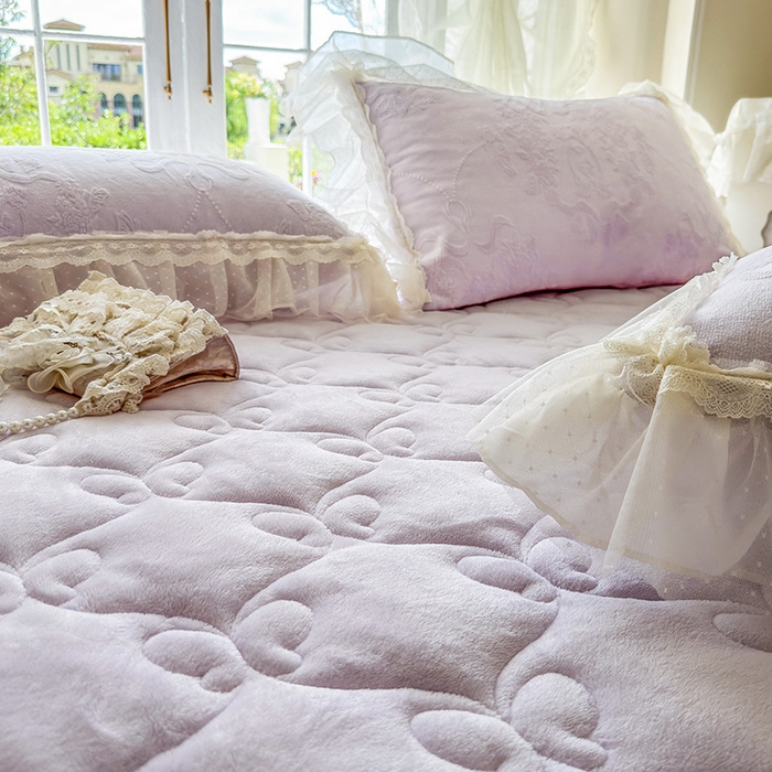 91家纺网 家纺一手货源 找家纺 虹星家纺 2025新款法式雕花牛奶绒花边床盖四件套-星光碟影 星光蝶影-丁香紫