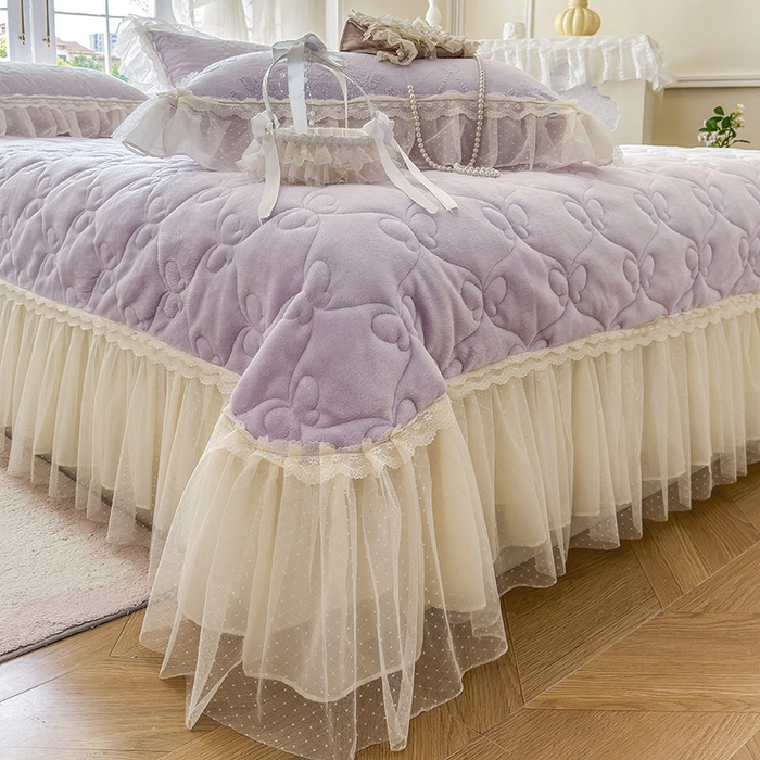 91家纺网 家纺一手货源 找家纺 虹星家纺 2025新款法式雕花牛奶绒花边床盖四件套-星光碟影 星光蝶影-丁香紫