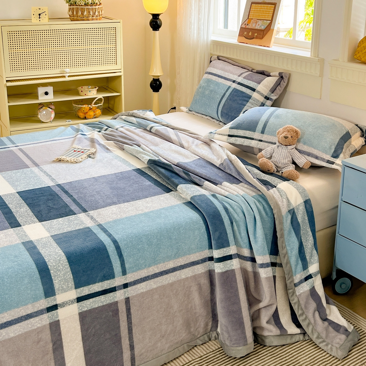 91家纺网 家纺一手货源 找家纺 启发 2025新款高克重双面牛奶绒印花系列床单三件套 蓝大格