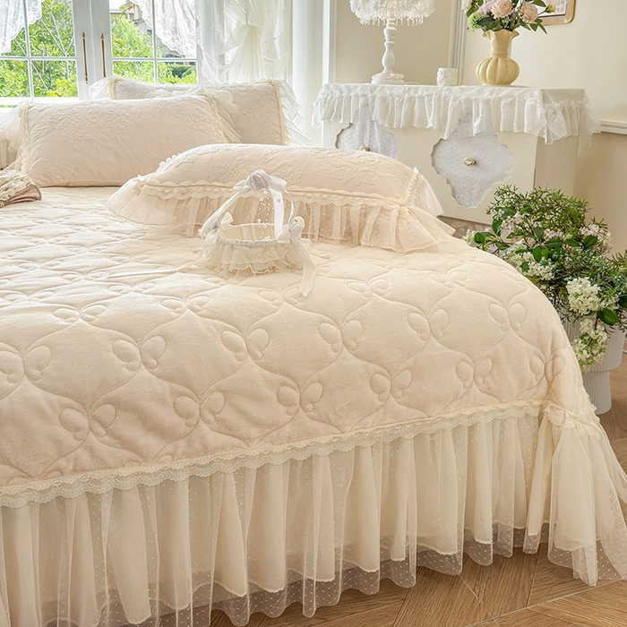 91家纺网 家纺一手货源 找家纺 虹星家纺 2025新款法式雕花牛奶绒花边床盖四件套-星光碟影 星光蝶影-浅米白