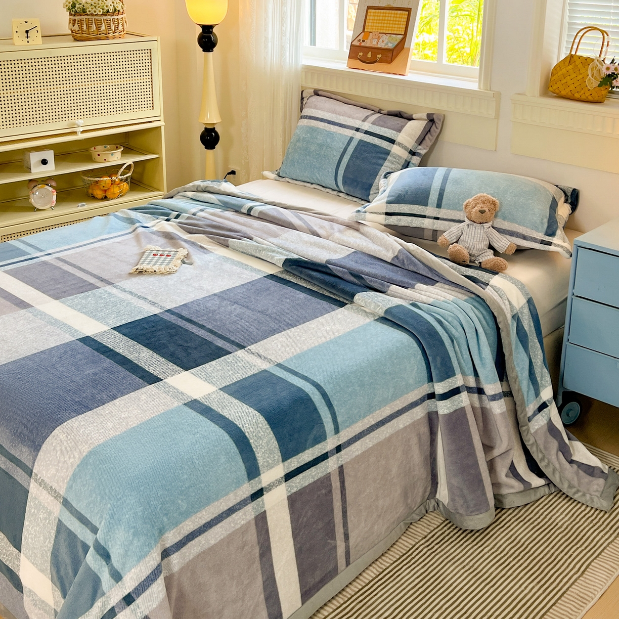 91家纺网 家纺一手货源 找家纺 启发 2025新款高克重双面牛奶绒印花系列床单三件套 蓝大格