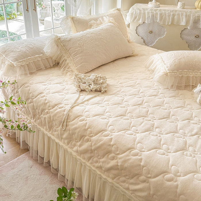 91家纺网 家纺一手货源 找家纺 虹星家纺 2025新款法式雕花牛奶绒花边床盖四件套-星光碟影 星光蝶影-浅米白