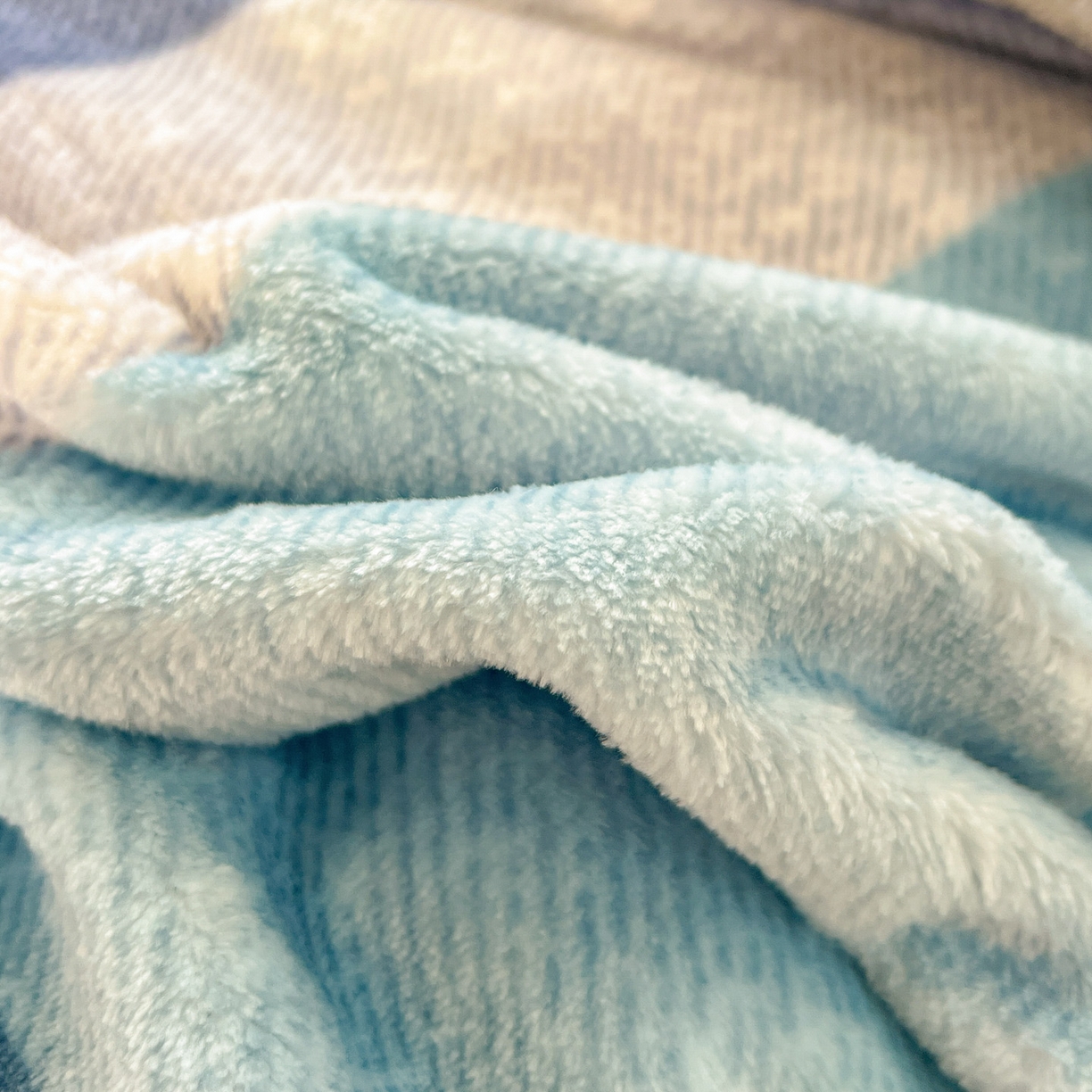 91家纺网 家纺一手货源 找家纺 启发 2025新款高克重双面牛奶绒印花系列床单三件套 蓝大格