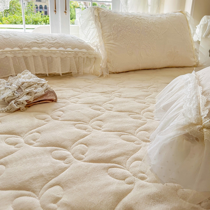 91家纺网 家纺一手货源 找家纺 虹星家纺 2025新款法式雕花牛奶绒花边床盖四件套-星光碟影 星光蝶影-浅米白