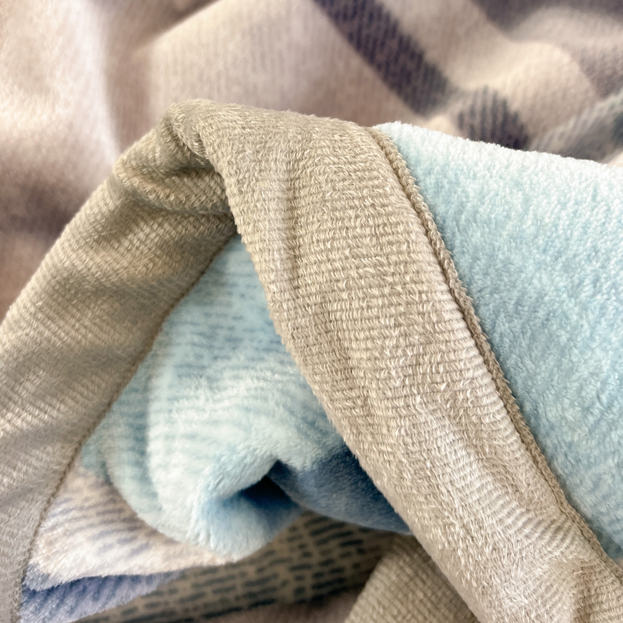 91家纺网 家纺一手货源 找家纺 启发 2025新款高克重双面牛奶绒印花系列床单三件套 蓝大格