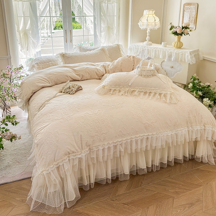 91家纺网 家纺一手货源 找家纺 虹星家纺 2025新款法式雕花牛奶绒花边床盖四件套-星光碟影 星光蝶影-浅米白