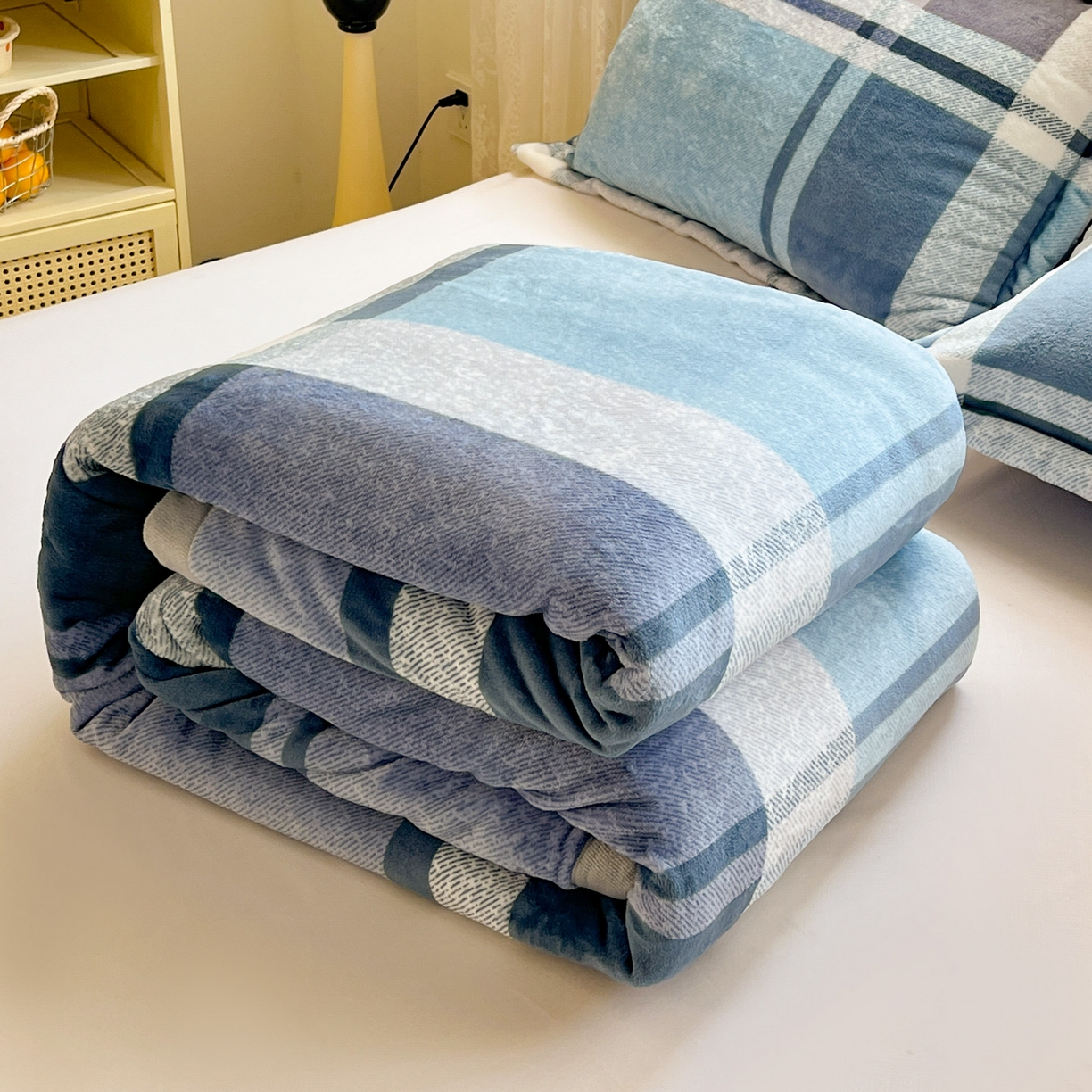 91家纺网 家纺一手货源 找家纺 启发 2025新款高克重双面牛奶绒印花系列床单三件套 蓝大格