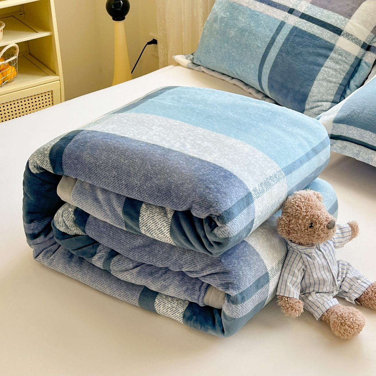 91家纺网 家纺一手货源 找家纺 启发 2025新款高克重双面牛奶绒印花系列床单三件套 蓝大格