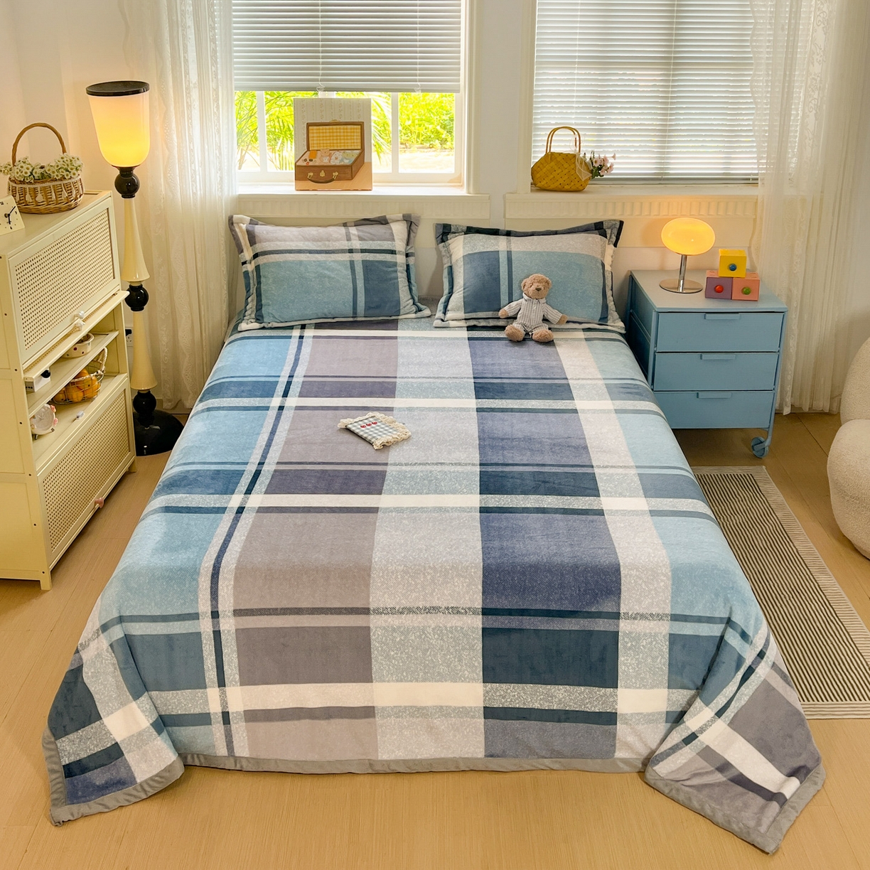 91家纺网 家纺一手货源 找家纺 启发 2025新款高克重双面牛奶绒印花系列床单三件套 蓝大格