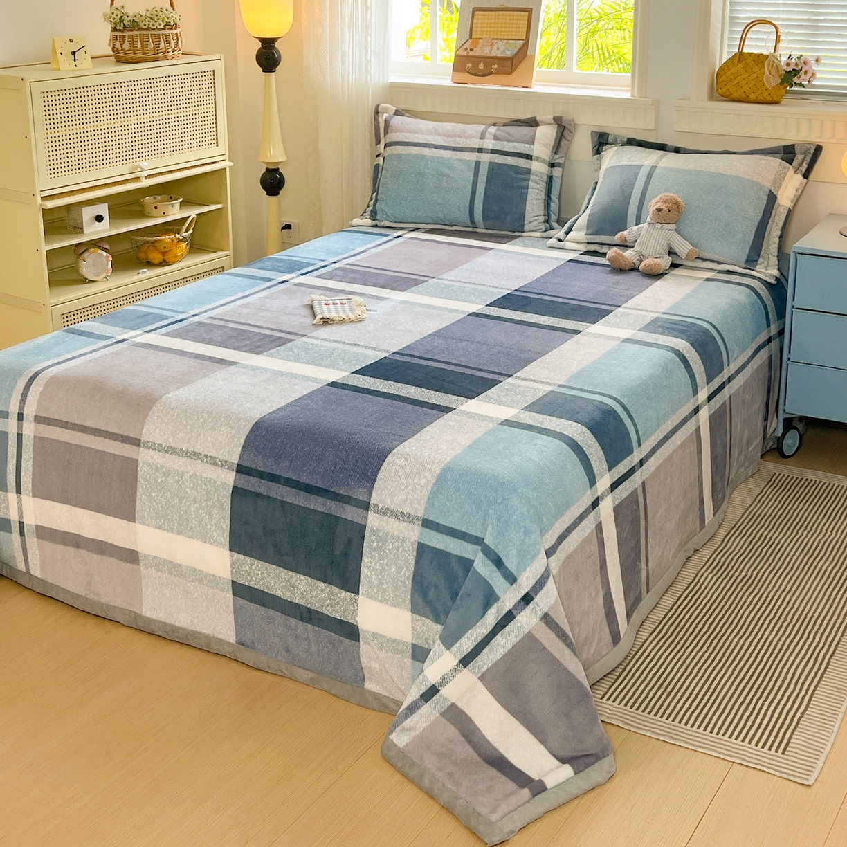 91家纺网 家纺一手货源 找家纺 启发 2025新款高克重双面牛奶绒印花系列床单三件套 蓝大格