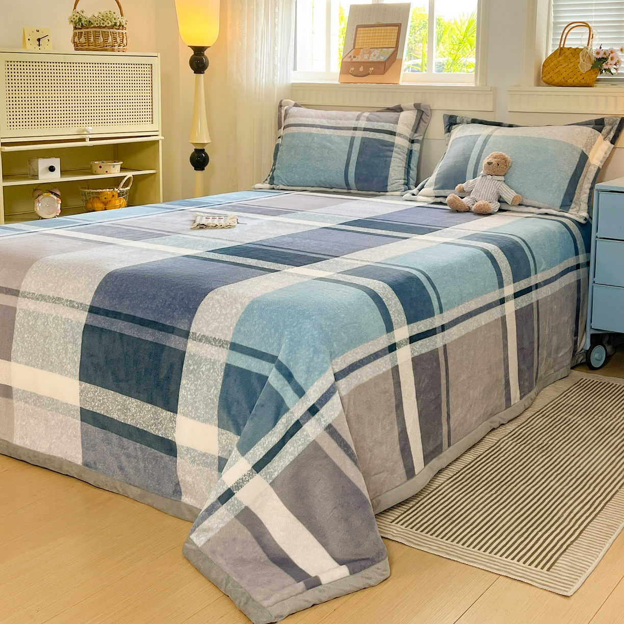 91家纺网 家纺一手货源 找家纺 启发 2025新款高克重双面牛奶绒印花系列床单三件套 蓝大格