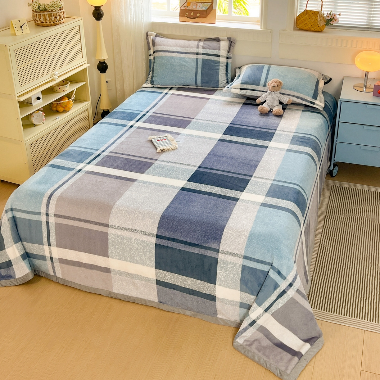 91家纺网 家纺一手货源 找家纺 启发 2025新款高克重双面牛奶绒印花系列床单三件套 蓝大格