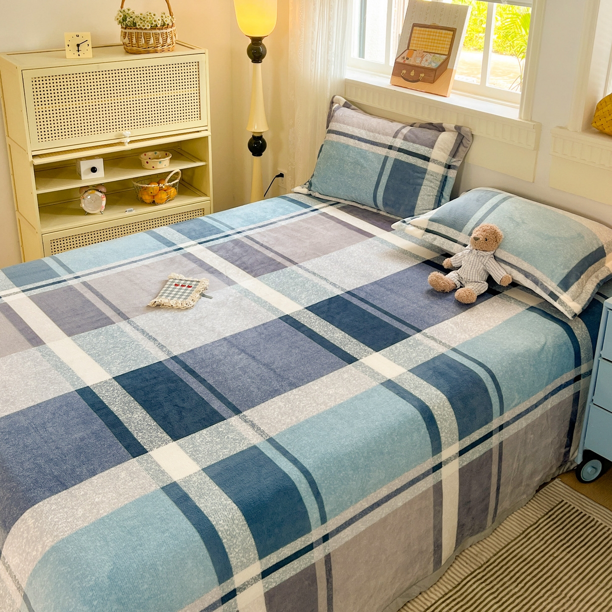 91家纺网 家纺一手货源 找家纺 启发 2025新款高克重双面牛奶绒印花系列床单三件套 蓝大格