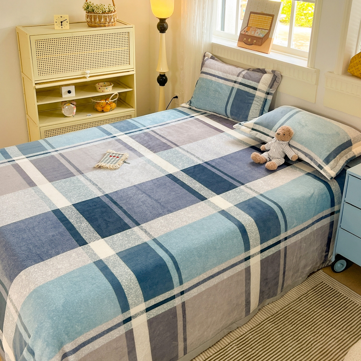 91家纺网 家纺一手货源 找家纺 启发 2025新款高克重双面牛奶绒印花系列床单三件套 蓝大格