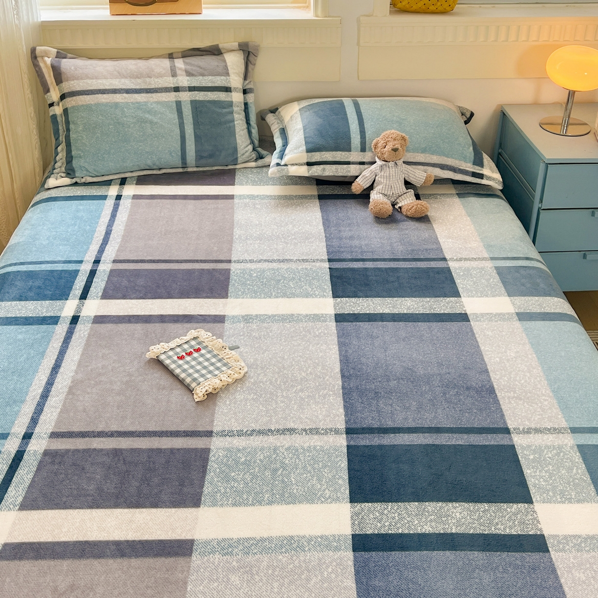 91家纺网 家纺一手货源 找家纺 启发 2025新款高克重双面牛奶绒印花系列床单三件套 蓝大格