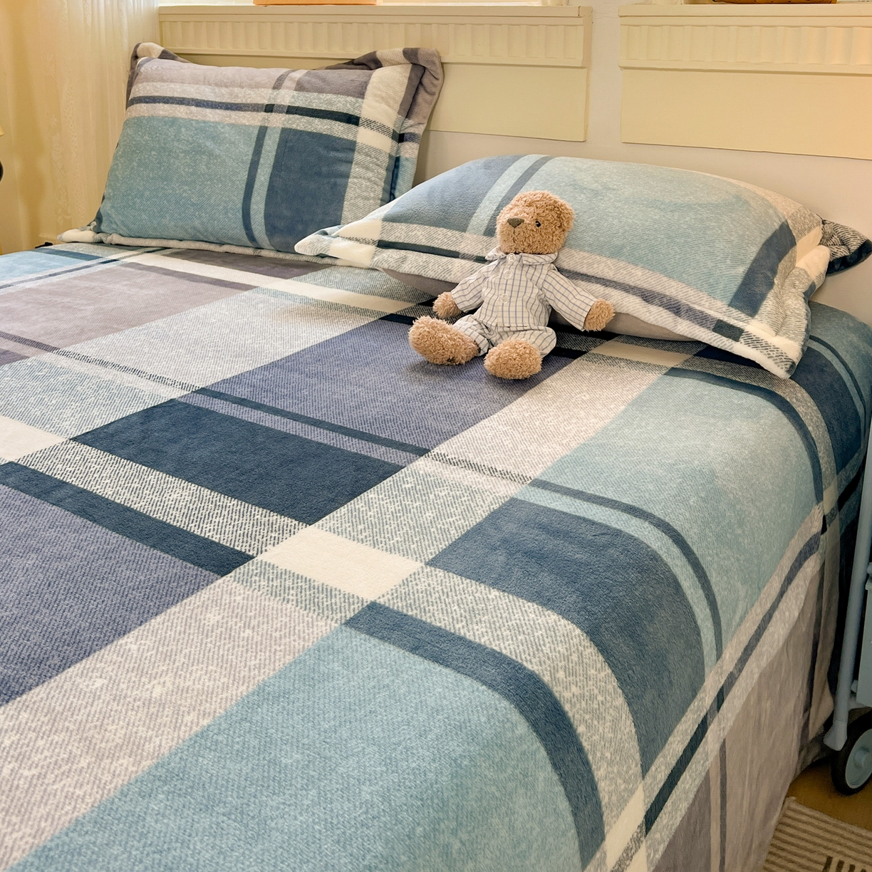 91家纺网 家纺一手货源 找家纺 启发 2025新款高克重双面牛奶绒印花系列床单三件套 蓝大格