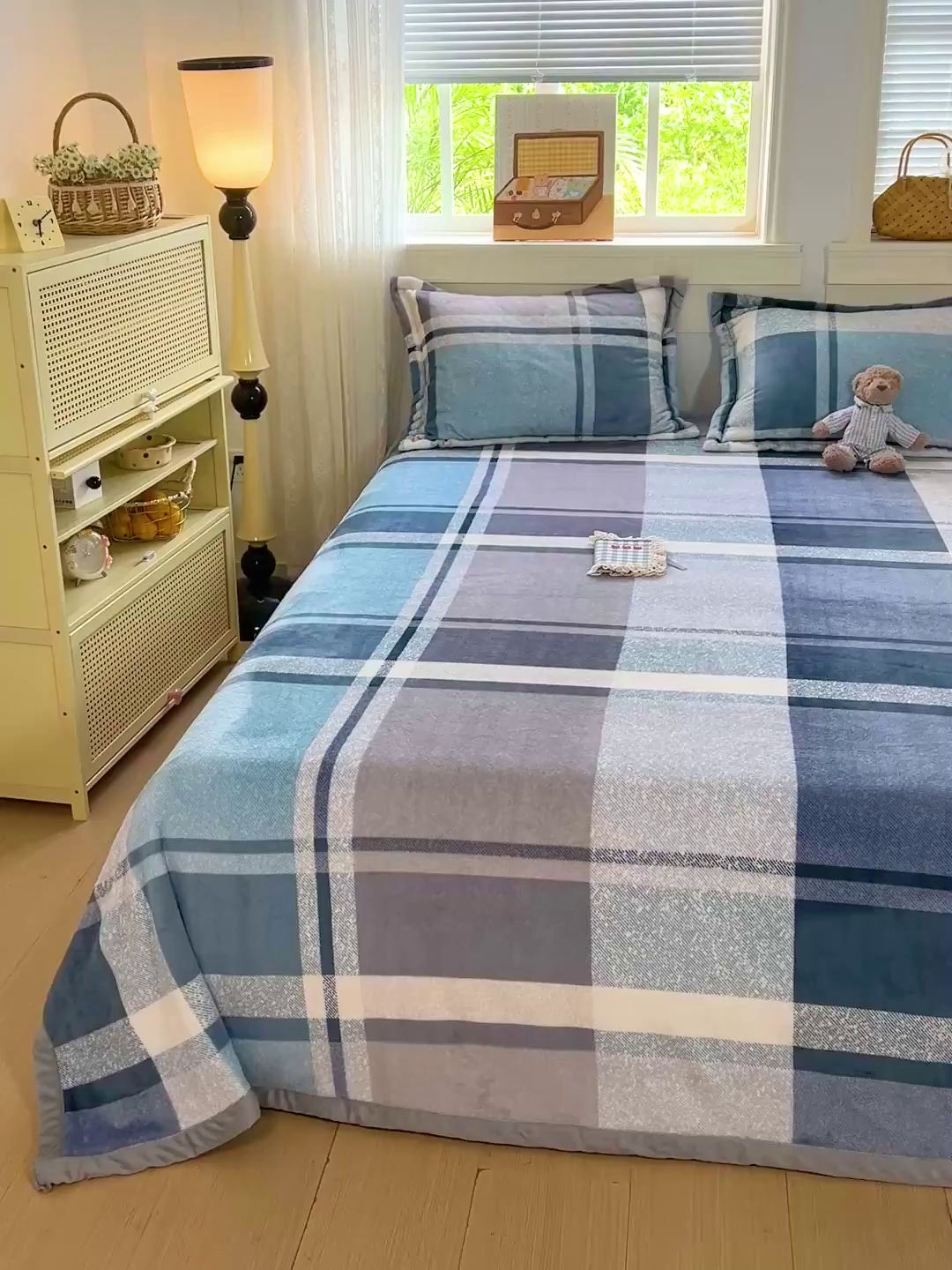 91家纺网 家纺一手货源 找家纺 启发 2025新款高克重双面牛奶绒印花系列床单三件套 蓝大格