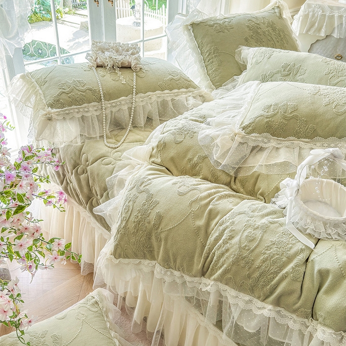 91家纺网 家纺一手货源 找家纺 虹星家纺 2025新款法式雕花牛奶绒花边床盖四件套-星光碟影 星光蝶影-青石绿