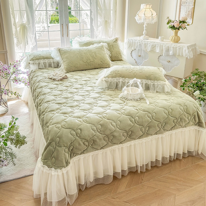 91家纺网 家纺一手货源 找家纺 虹星家纺 2025新款法式雕花牛奶绒花边床盖四件套-星光碟影 星光蝶影-青石绿