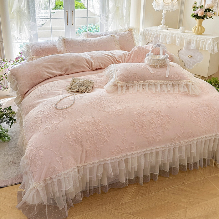 91家纺网 家纺一手货源 找家纺 虹星家纺 2025新款法式雕花牛奶绒花边床盖四件套-星光碟影 星光蝶影-樱花粉