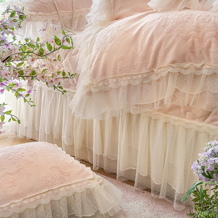 91家纺网 家纺一手货源 找家纺 虹星家纺 2025新款法式雕花牛奶绒花边床盖四件套-星光碟影 星光蝶影-樱花粉