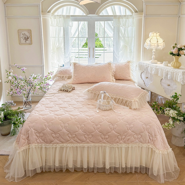 91家纺网 家纺一手货源 找家纺 虹星家纺 2025新款法式雕花牛奶绒花边床盖四件套-星光碟影 星光蝶影-樱花粉