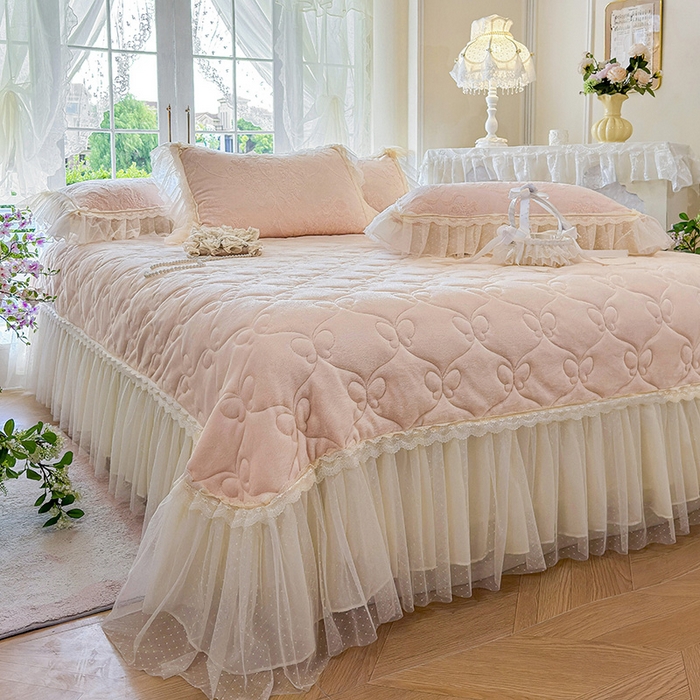 91家纺网 家纺一手货源 找家纺 虹星家纺 2025新款法式雕花牛奶绒花边床盖四件套-星光碟影 星光蝶影-樱花粉