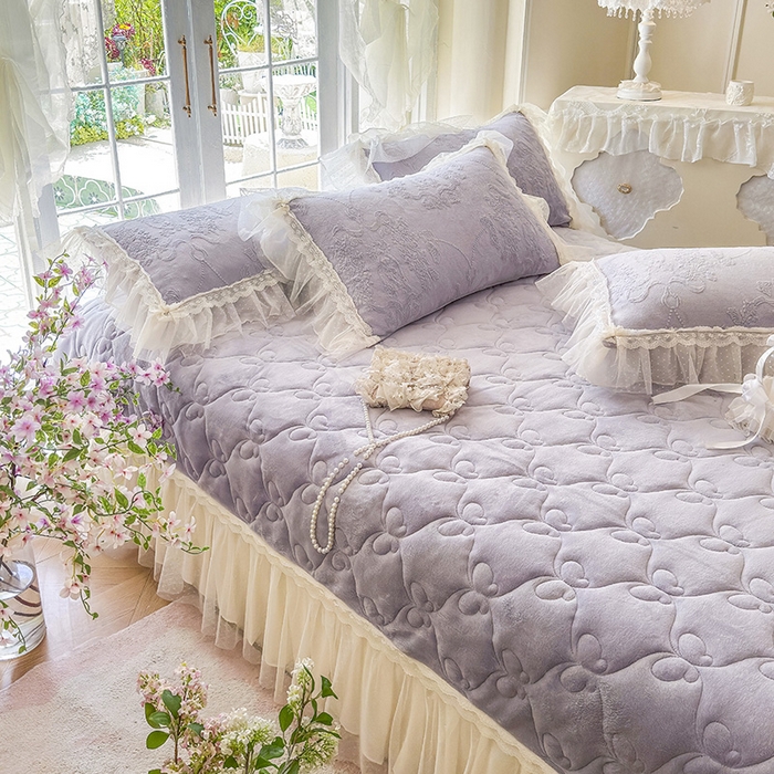 91家纺网 家纺一手货源 找家纺 虹星家纺 2025新款法式雕花牛奶绒花边床盖四件套-星光碟影 星光蝶影-紫雾色