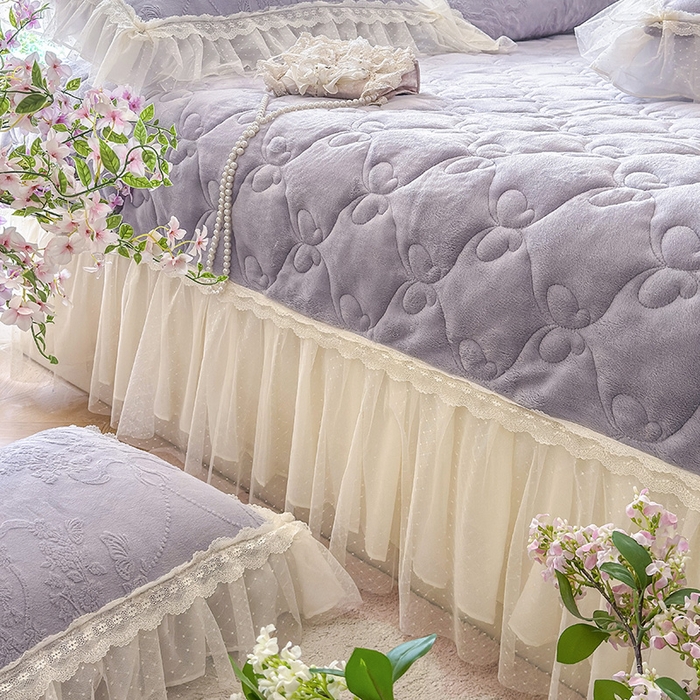 91家纺网 家纺一手货源 找家纺 虹星家纺 2025新款法式雕花牛奶绒花边床盖四件套-星光碟影 星光蝶影-紫雾色