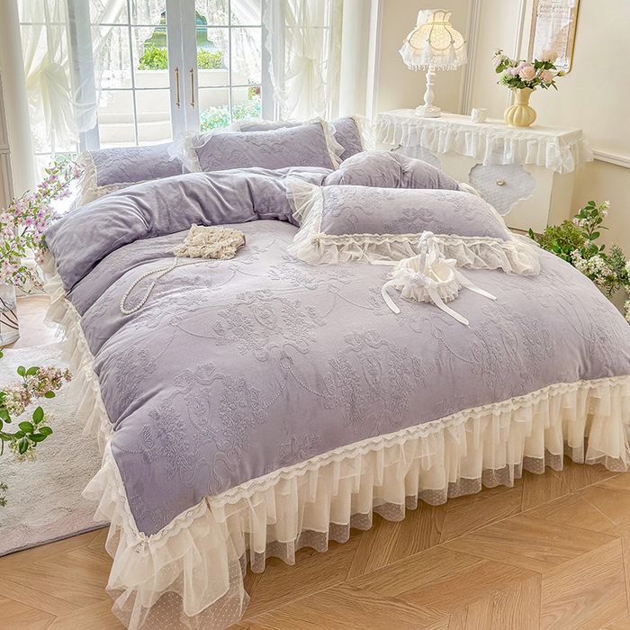 91家纺网 家纺一手货源 找家纺 虹星家纺 2025新款法式雕花牛奶绒花边床盖四件套-星光碟影 星光蝶影-紫雾色