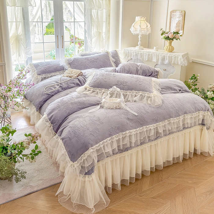 91家纺网 家纺一手货源 找家纺 虹星家纺 2025新款法式雕花牛奶绒花边床盖四件套-星光碟影 星光蝶影-紫雾色