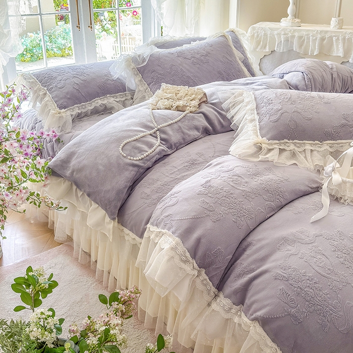 91家纺网 家纺一手货源 找家纺 虹星家纺 2025新款法式雕花牛奶绒花边床盖四件套-星光碟影 星光蝶影-紫雾色