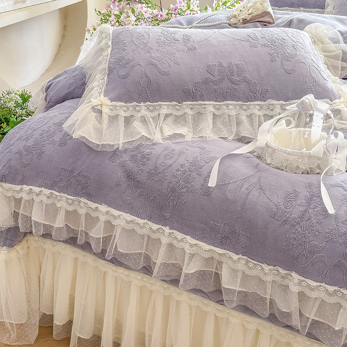 91家纺网 家纺一手货源 找家纺 虹星家纺 2025新款法式雕花牛奶绒花边床盖四件套-星光碟影 星光蝶影-紫雾色