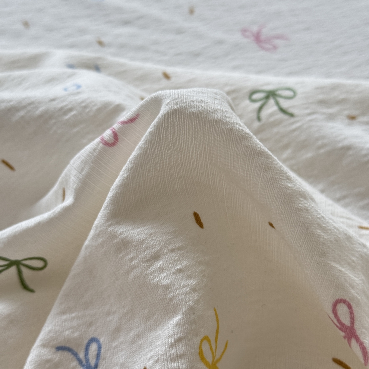 91家纺网 家纺一手货源 找家纺 叠派家纺 2025新款A类双层纱提花单品床笠系列 彩色蝴蝶结