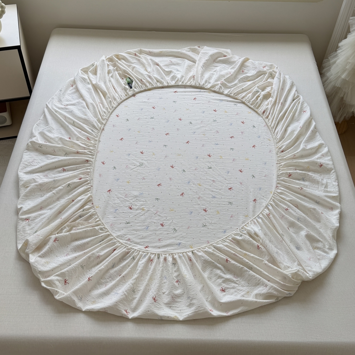 91家纺网 家纺一手货源 找家纺 叠派家纺 2025新款A类双层纱提花单品床笠系列 彩色蝴蝶结