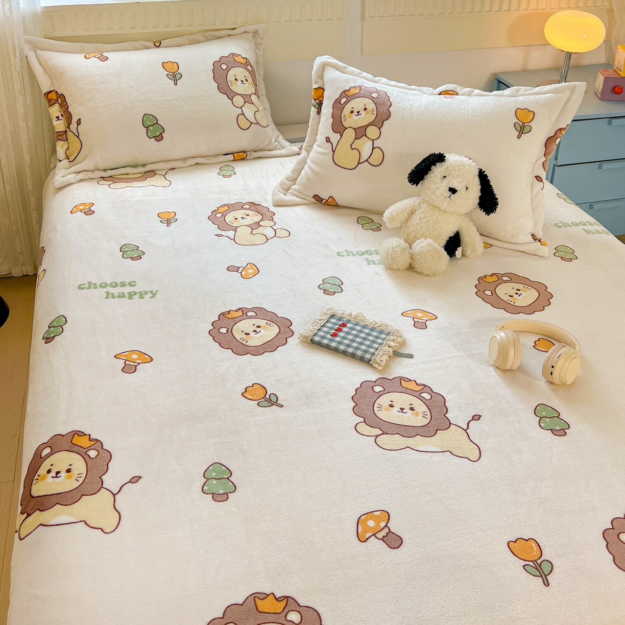 91家纺网 家纺一手货源 找家纺 启发 2025新款高克重双面牛奶绒印花系列床单三件套 小狮子