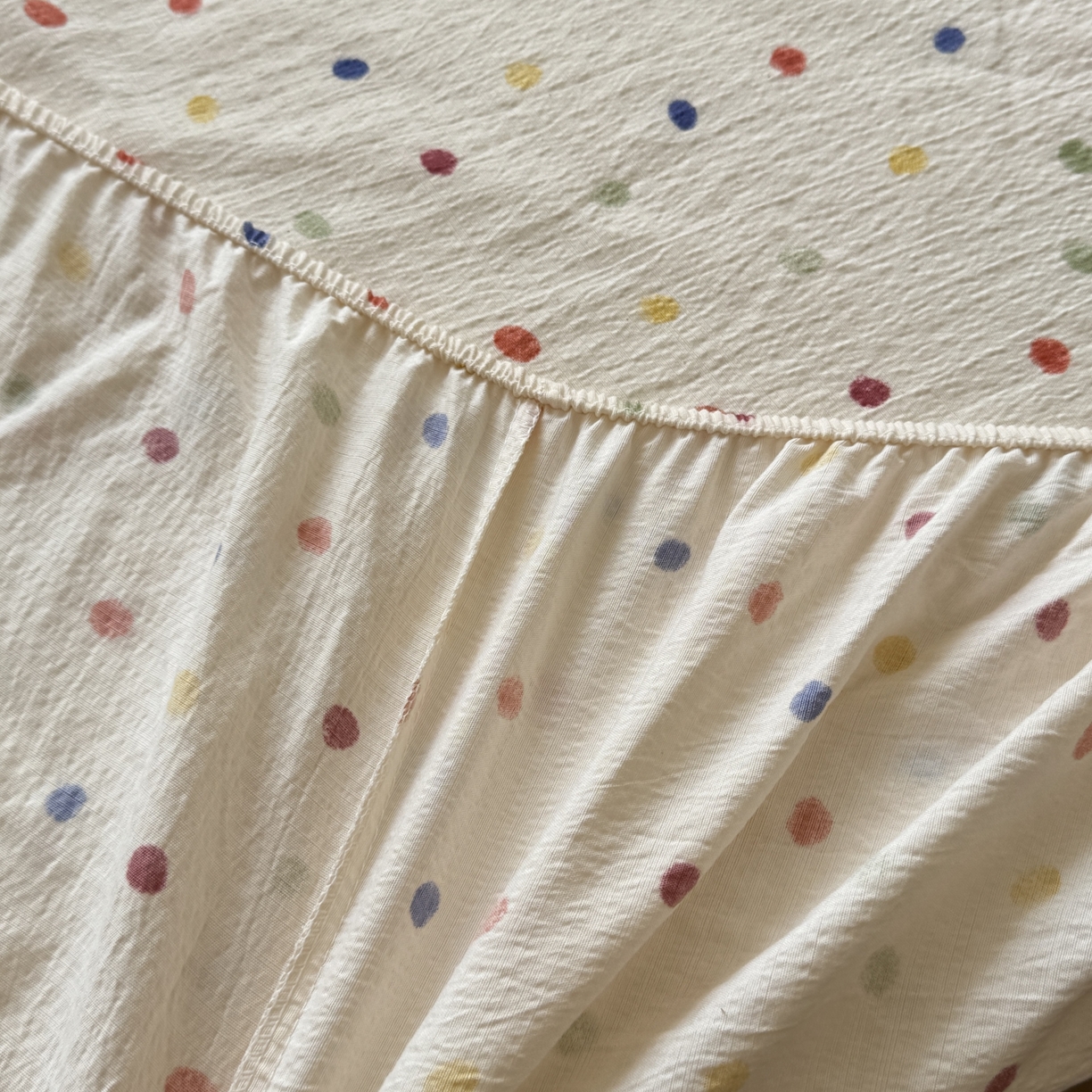 91家纺网 家纺一手货源 找家纺 叠派家纺 2025新款A类双层纱提花单品床笠系列 奶油波点