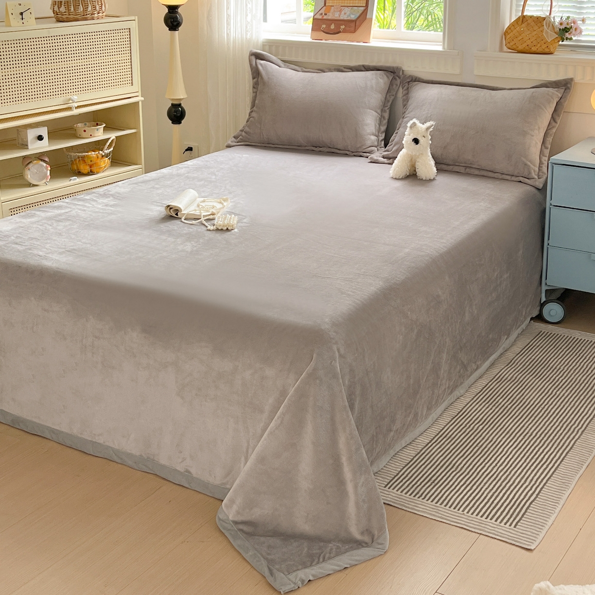 91家纺网 家纺一手货源 找家纺 启发 2025新款高克重双面牛奶绒印花系列床单三件套 银灰