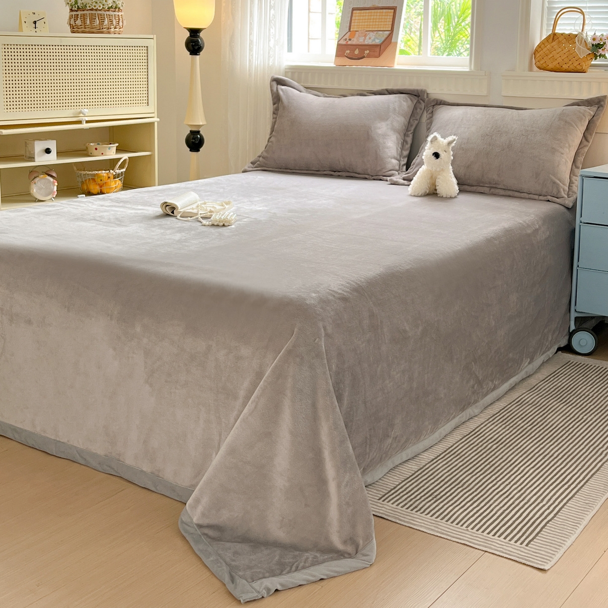 91家纺网 家纺一手货源 找家纺 启发 2025新款高克重双面牛奶绒印花系列床单三件套 银灰