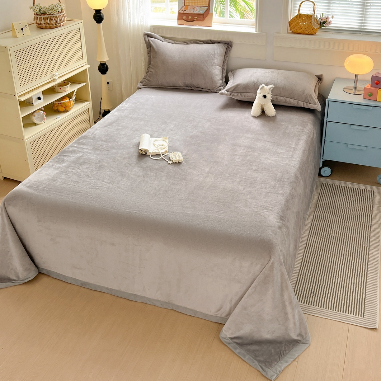 91家纺网 家纺一手货源 找家纺 启发 2025新款高克重双面牛奶绒印花系列床单三件套 银灰