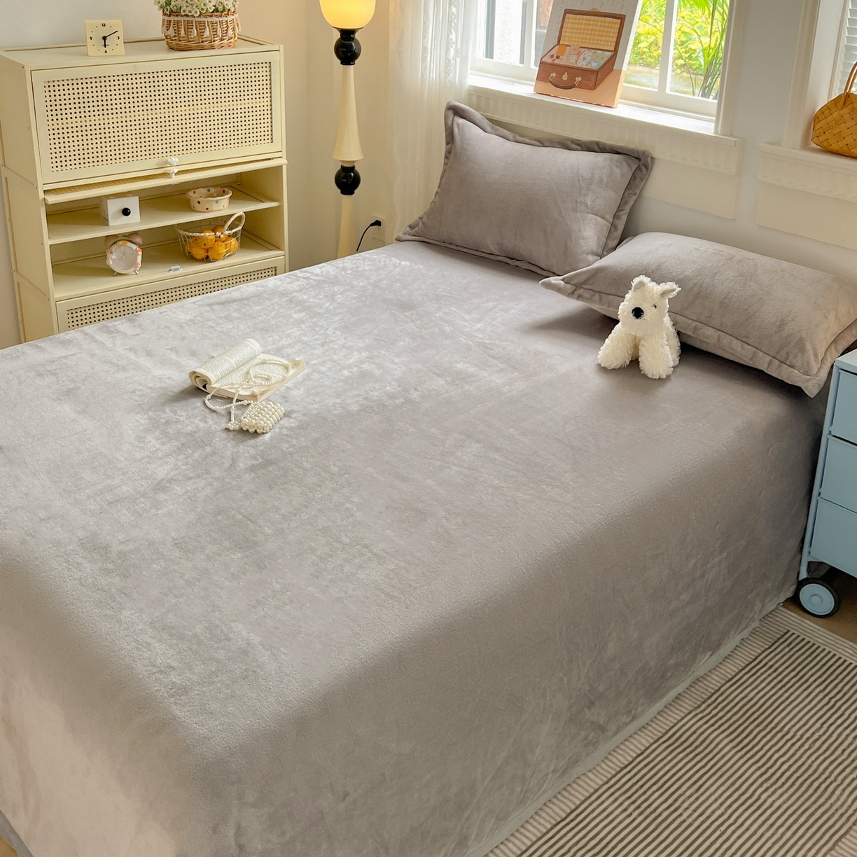 91家纺网 家纺一手货源 找家纺 启发 2025新款高克重双面牛奶绒印花系列床单三件套 银灰