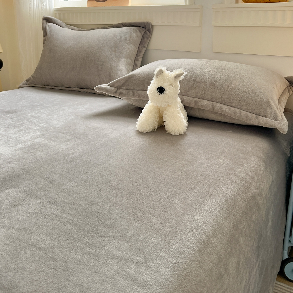 91家纺网 家纺一手货源 找家纺 启发 2025新款高克重双面牛奶绒印花系列床单三件套 银灰