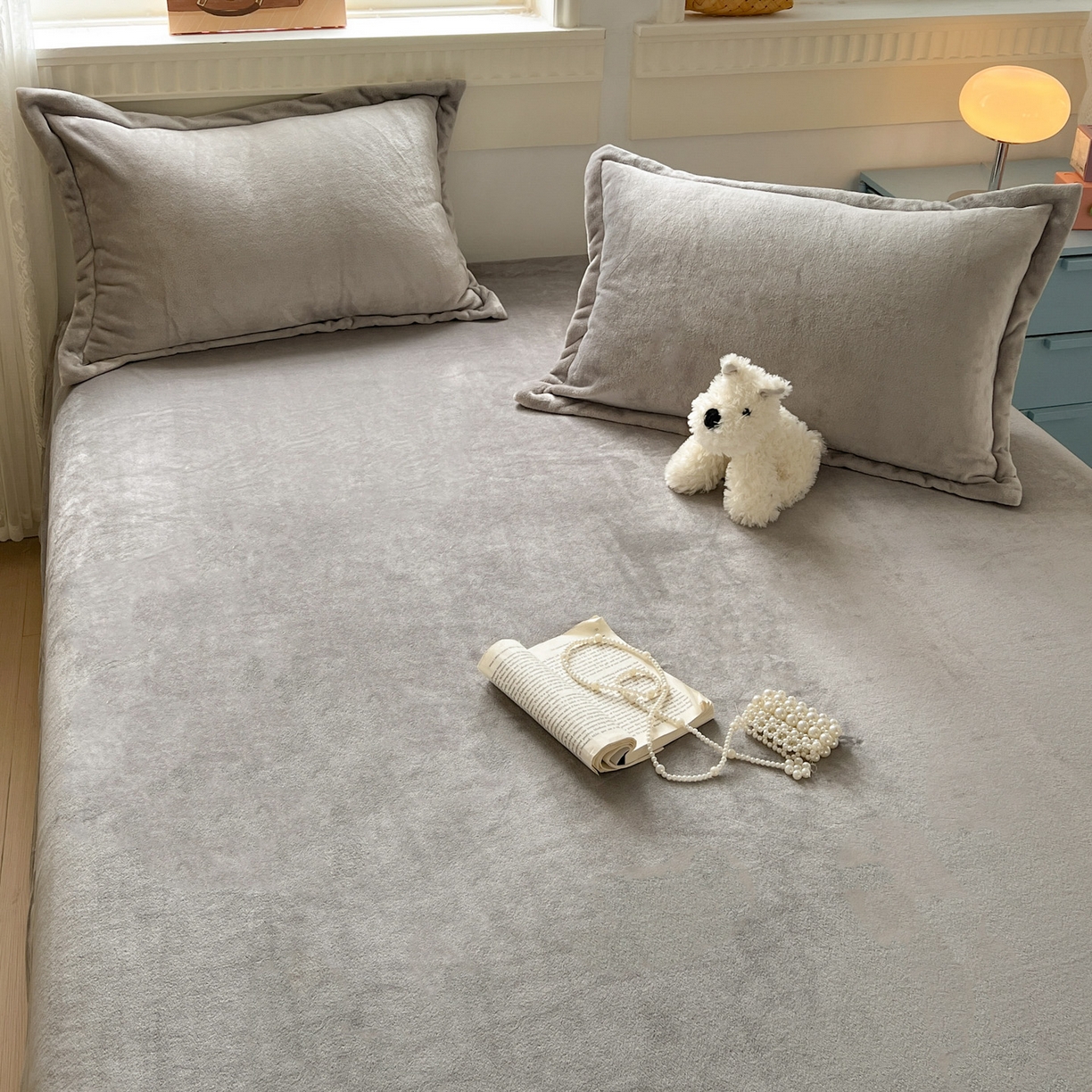 91家纺网 家纺一手货源 找家纺 启发 2025新款高克重双面牛奶绒印花系列床单三件套 银灰