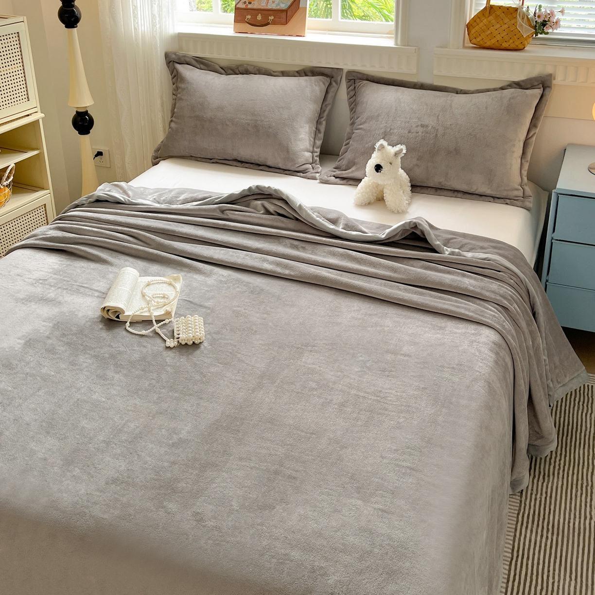 91家纺网 家纺一手货源 找家纺 启发 2025新款高克重双面牛奶绒印花系列床单三件套 银灰