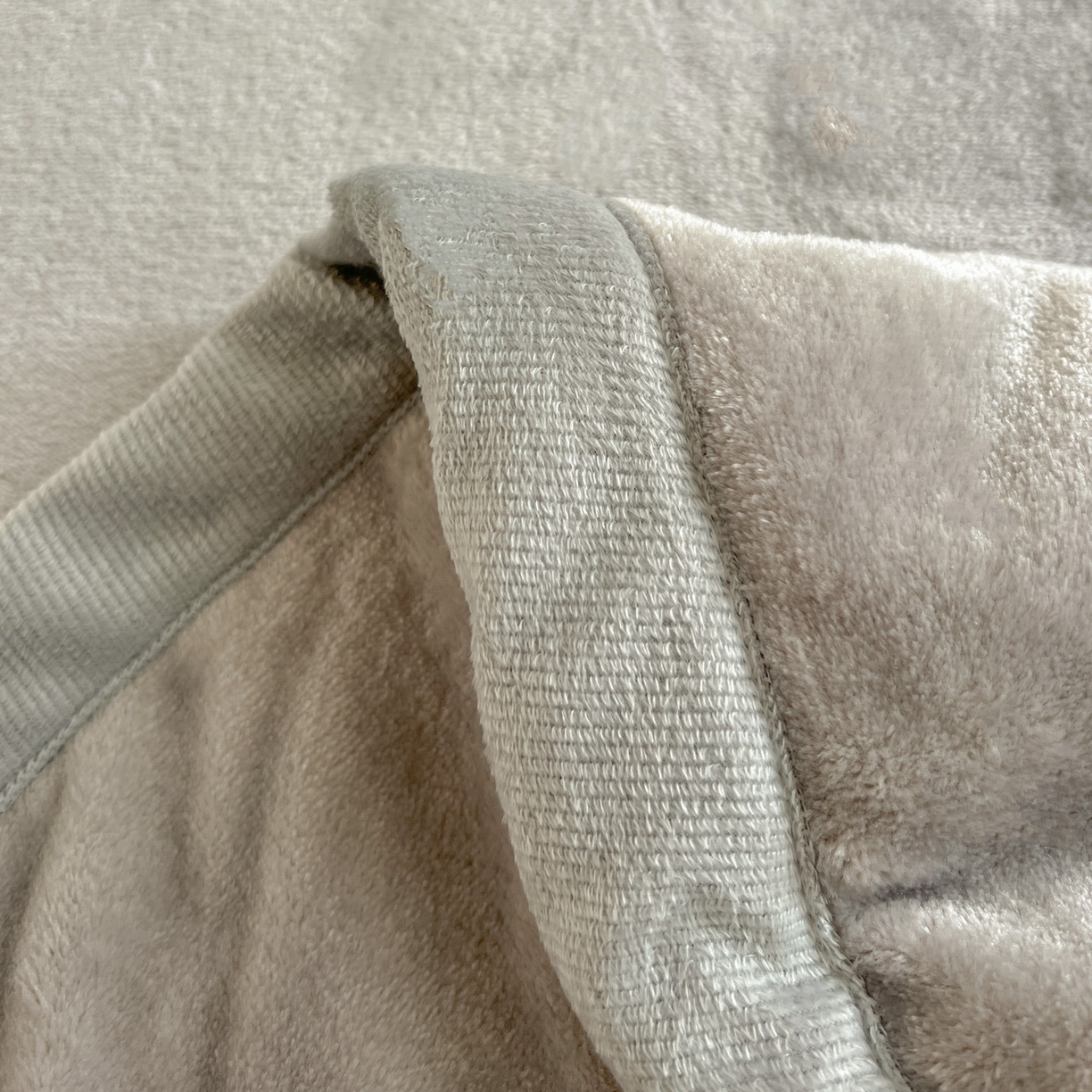 91家纺网 家纺一手货源 找家纺 启发 2025新款高克重双面牛奶绒印花系列床单三件套 银灰