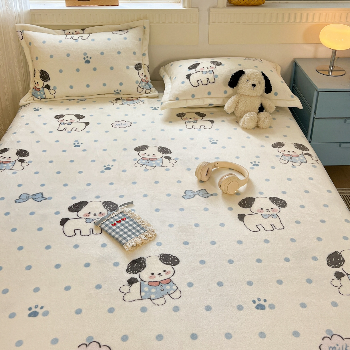 91家纺网 家纺一手货源 找家纺 启发 2025新款高克重双面牛奶绒印花系列床单三件套 圆点狗