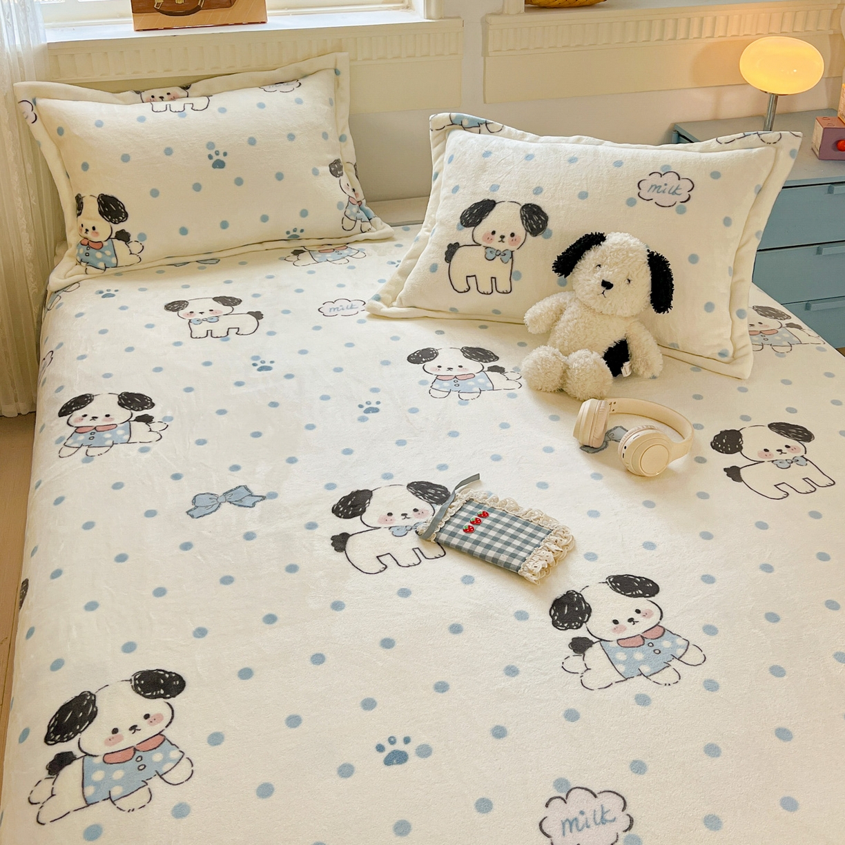 91家纺网 家纺一手货源 找家纺 启发 2025新款高克重双面牛奶绒印花系列床单三件套 圆点狗