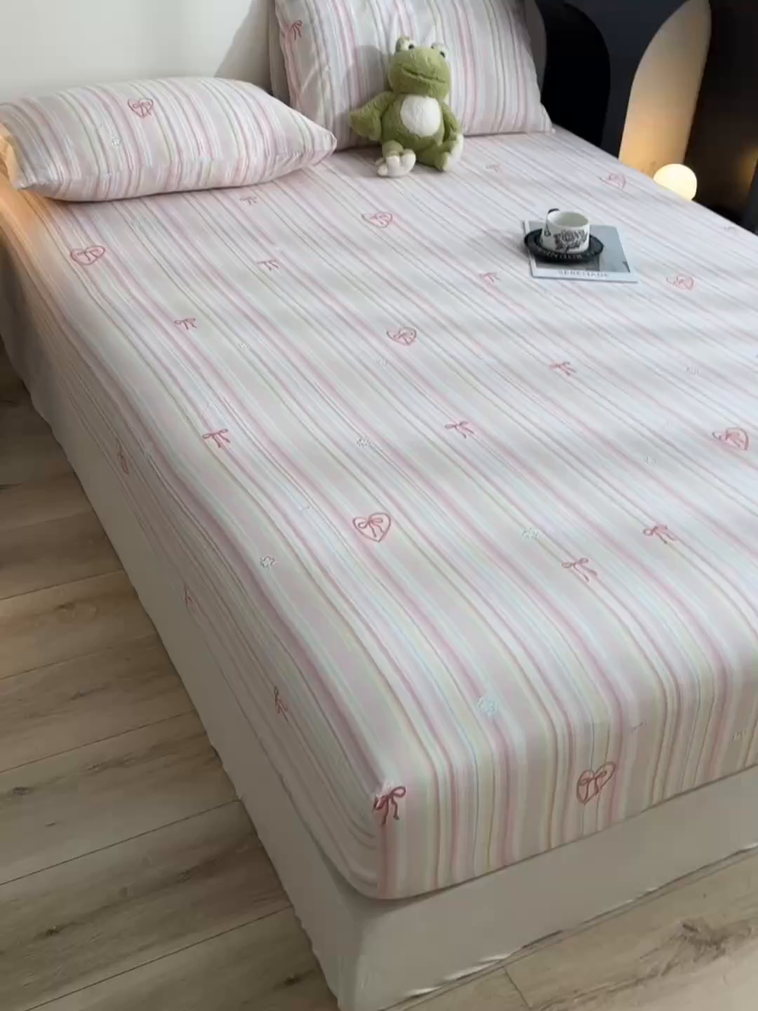 91家纺网 家纺一手货源 找家纺 叠派家纺 2025新款A类双层纱提花单品床笠系列 粉黛爱心
